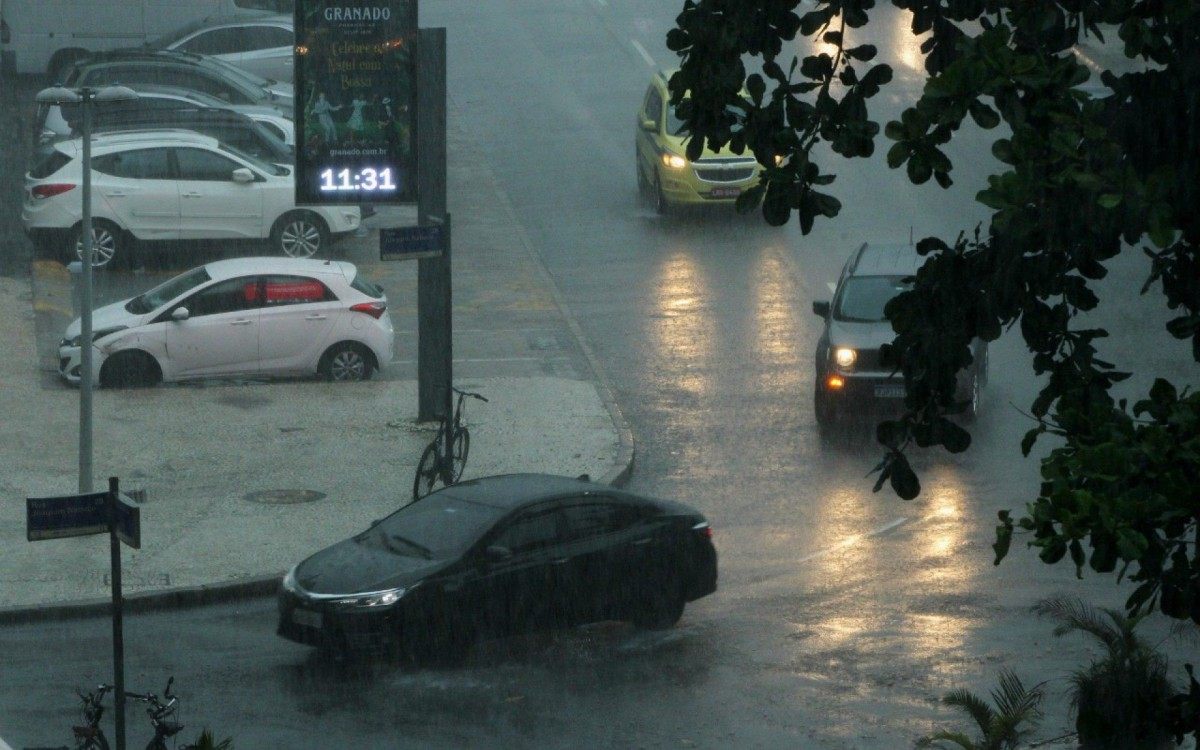 Forte chuva em Copacabana no final da manhã deste domingo - Estefan Radovicz