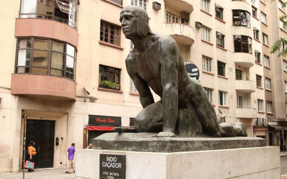  Estátua Índio Caçador, do escultor João Batista Ferri, na avenida Vieira de Carvalho, República
