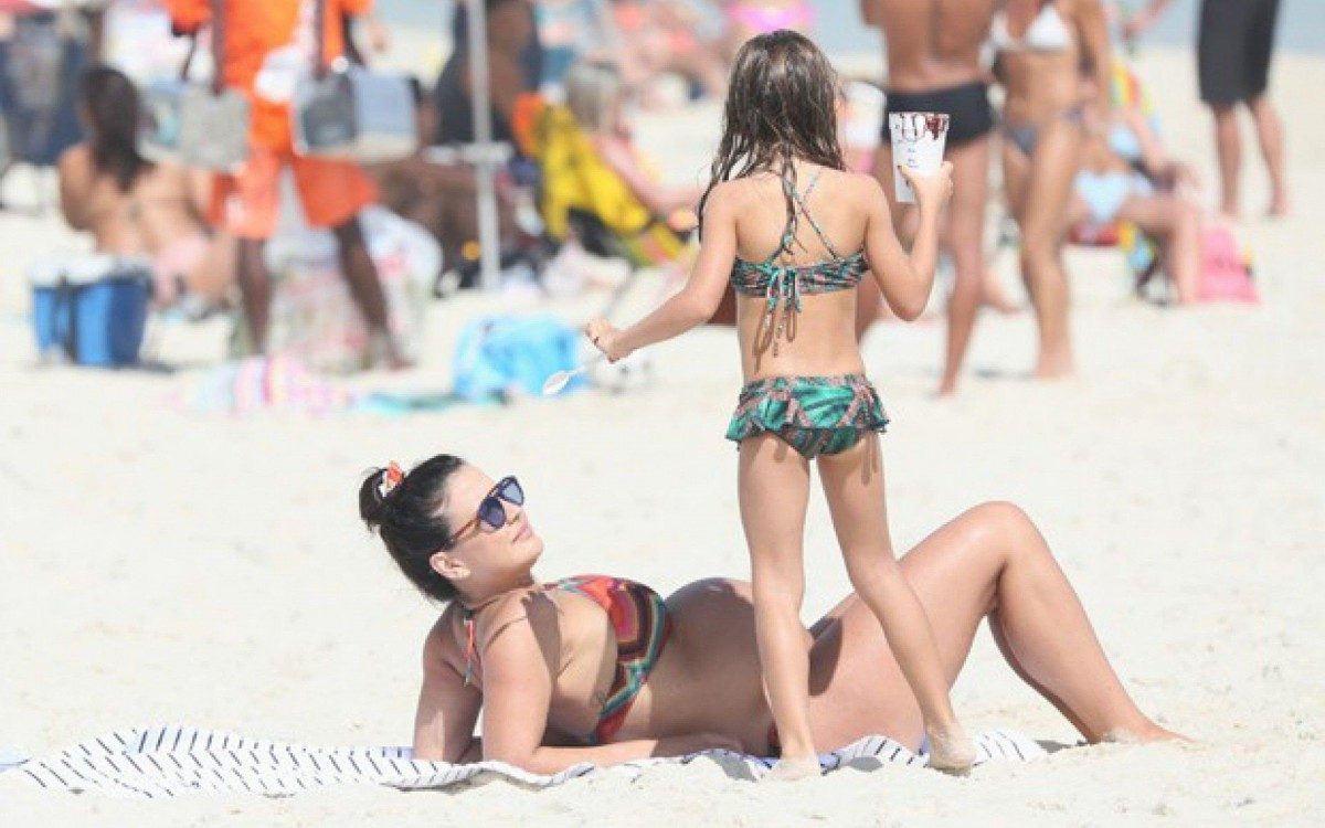 Malvino Salvadro e Kyra Gracia em dia de praia