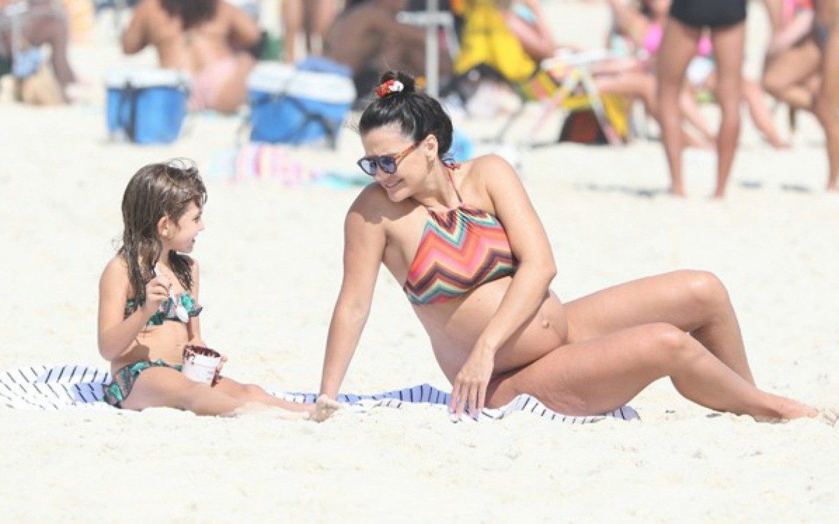 Malvino Salvadro e Kyra Gracia em dia de praia