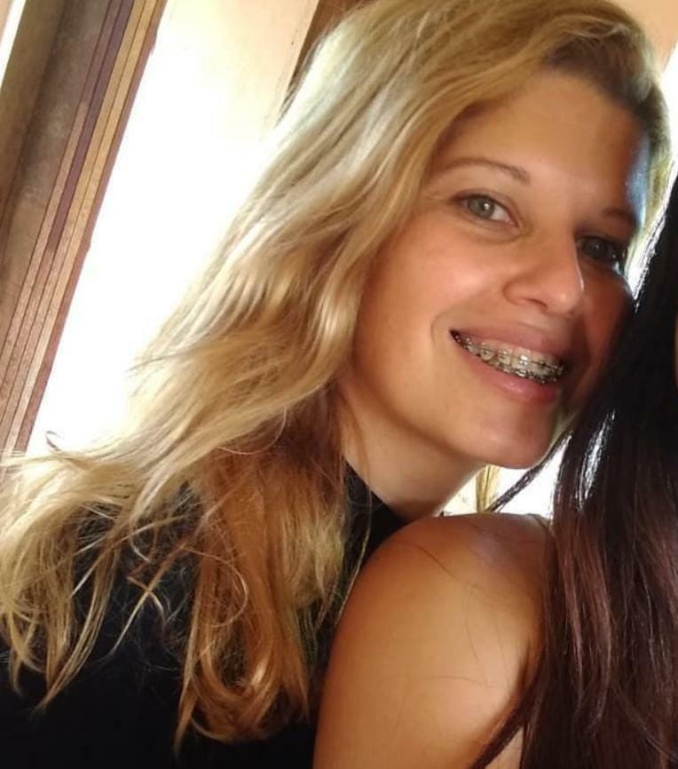 Feminicídio: Juliana Cordeiro Teixeira, 43 anos, foi morta com tiros na cabeça pelo namorado. Higo Luiz está foragido - Reprodução Facebook