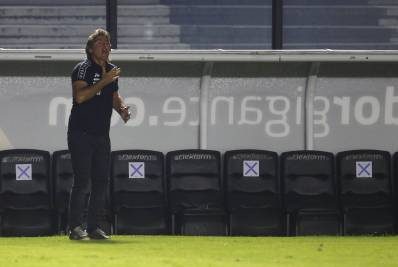 Pinto vê Vasco reagindo bem em clássico e lamenta dependência de Cano