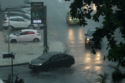 Bolsões de água se formam em alguns pontos do Rio