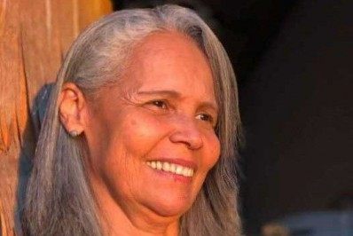 Mulher morre ao ser atingida por bala perdida dentro de casa em São Gonçalo