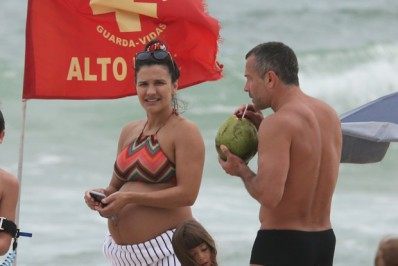Na reta final de gestação, Kyra Gracie exibe barrigão em dia de praia com Malvino Salvador