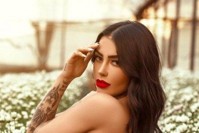 MC Mirella fica nua para lançamento de nova música