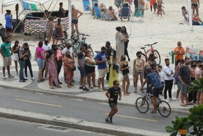 Visitantes se aglomeram em longa fila para entrar no Forte de Copacabana