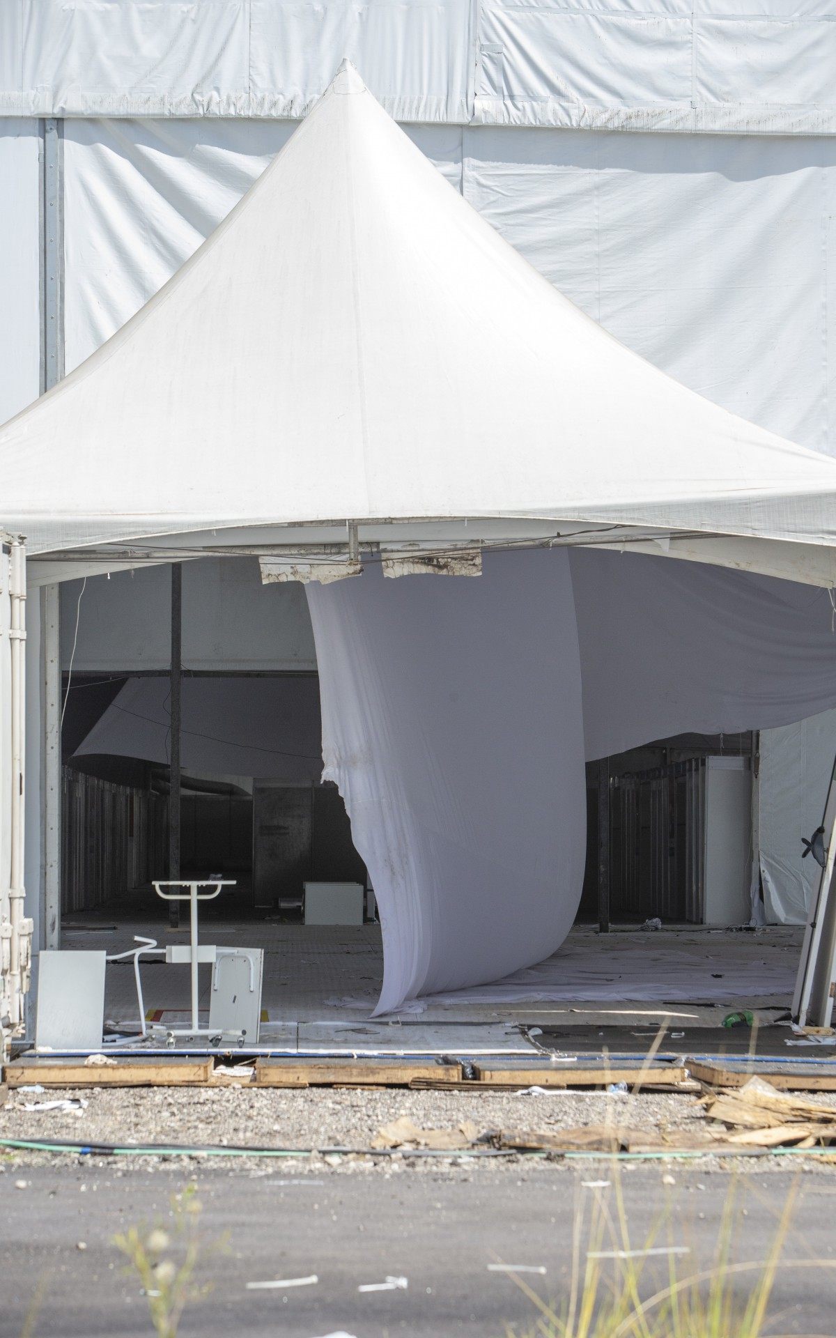 Hospital de Campanha do Complexo do Maracanã fora de funcionamento em plena alta na onda de pessoas infectadas pelo Covid-19 no Rio de Janeiro.