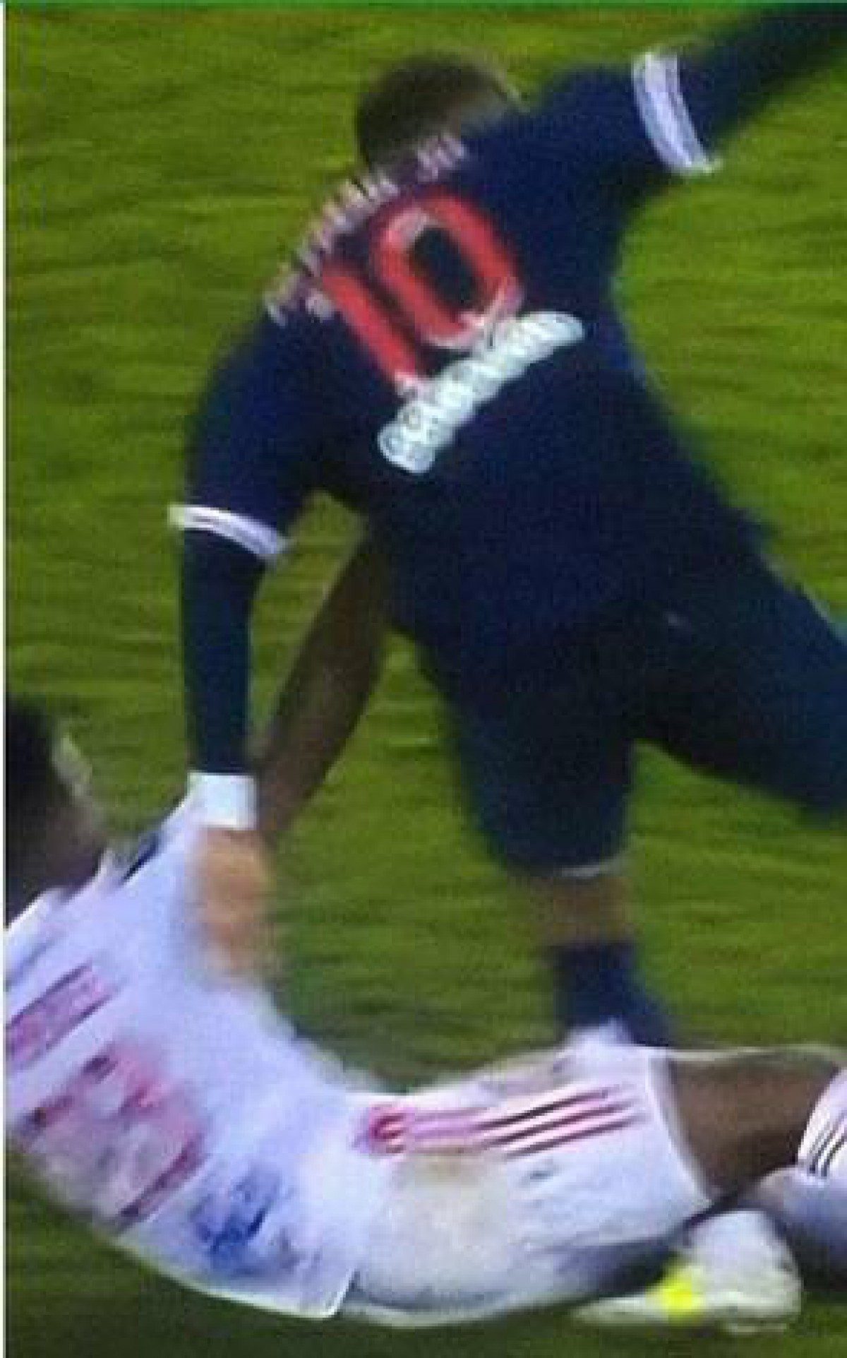 Tornozelo do Neymar ficar embaixo do adversário