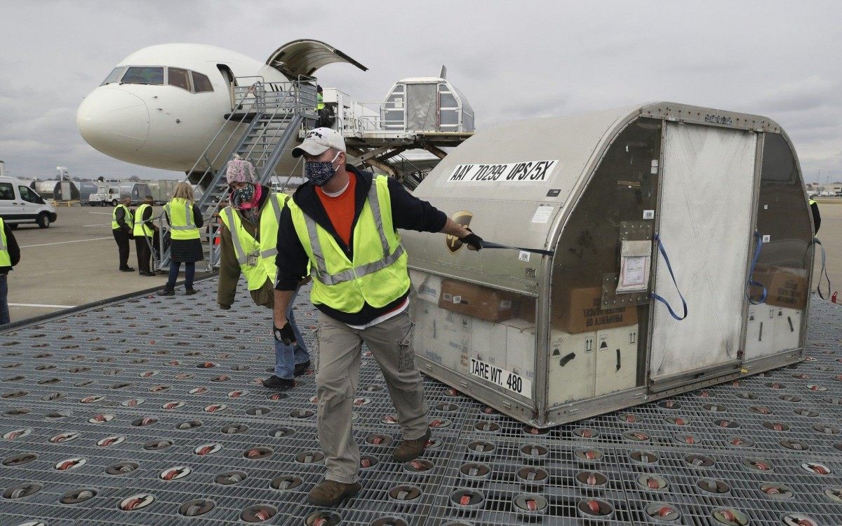 Carregamento da vacina da Pfizer começa a ser transportada nos EUA - AFP