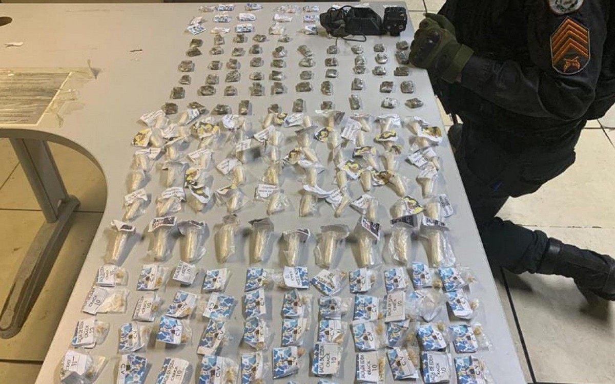 A PM encontrou uma mochila com material entorpecente e um rádio transmissor em posse do suspeito. - Divulgação/ 21º BPM