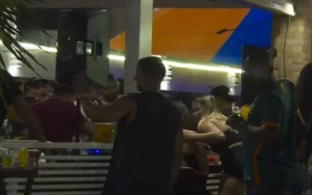 Bar na Praia da Bica, na Ilha do Governador, teve grande aglomeração de pessoas 