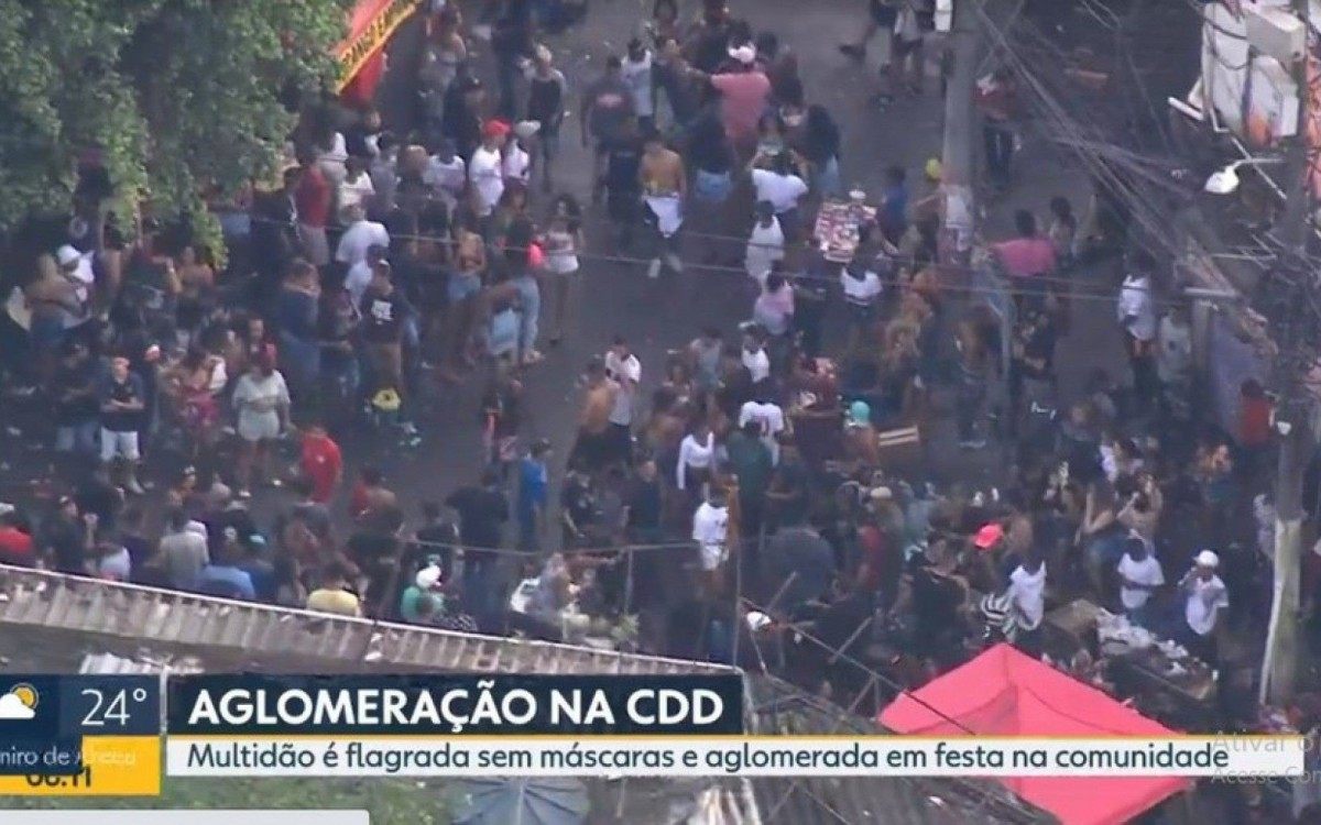 Centenas de pessoas se aglomeravam na manhã desta segunda em uma festa na CDD - Reprodução / TV Globo