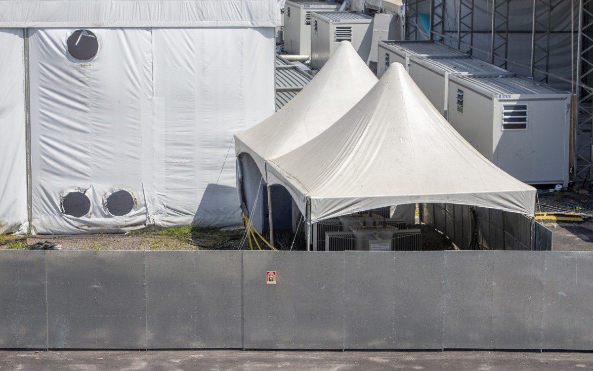 Hospital de Campanha do Complexo do Maracanã fora de funcionamento em plena alta na onda de pessoas infectadas pelo Covid-19 no Rio de Janeiro.