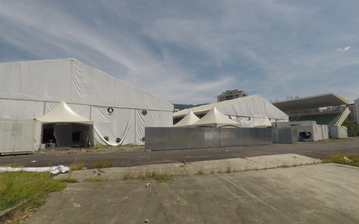 Hospital de Campanha do Complexo do Maracanã fora de funcionamento em plena alta na onda de pessoas infectadas pelo Covid-19 no Rio de Janeiro.