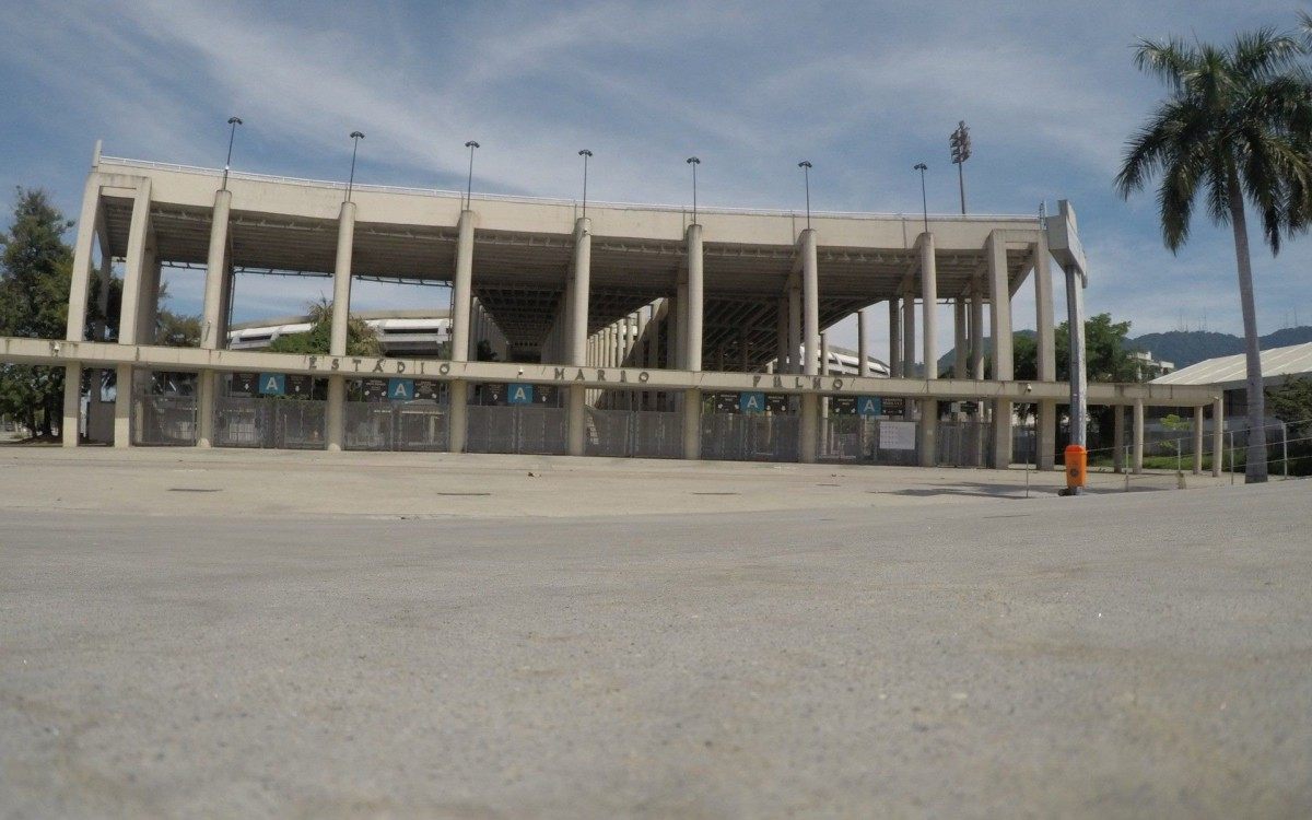 Hospital de Campanha do Complexo do Maracanã fora de funcionamento em plena alta na onda de pessoas infectadas pelo Covid-19 no Rio de Janeiro.
