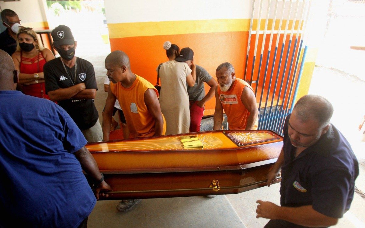 Cerca de 100 pessoas se despediram de Edson Arguinez J&uacute;nior, no in&iacute;cio da tarde desta segunda-feira, no Cemit&eacute;rio da Solid&atilde;o, em Belford Roxo