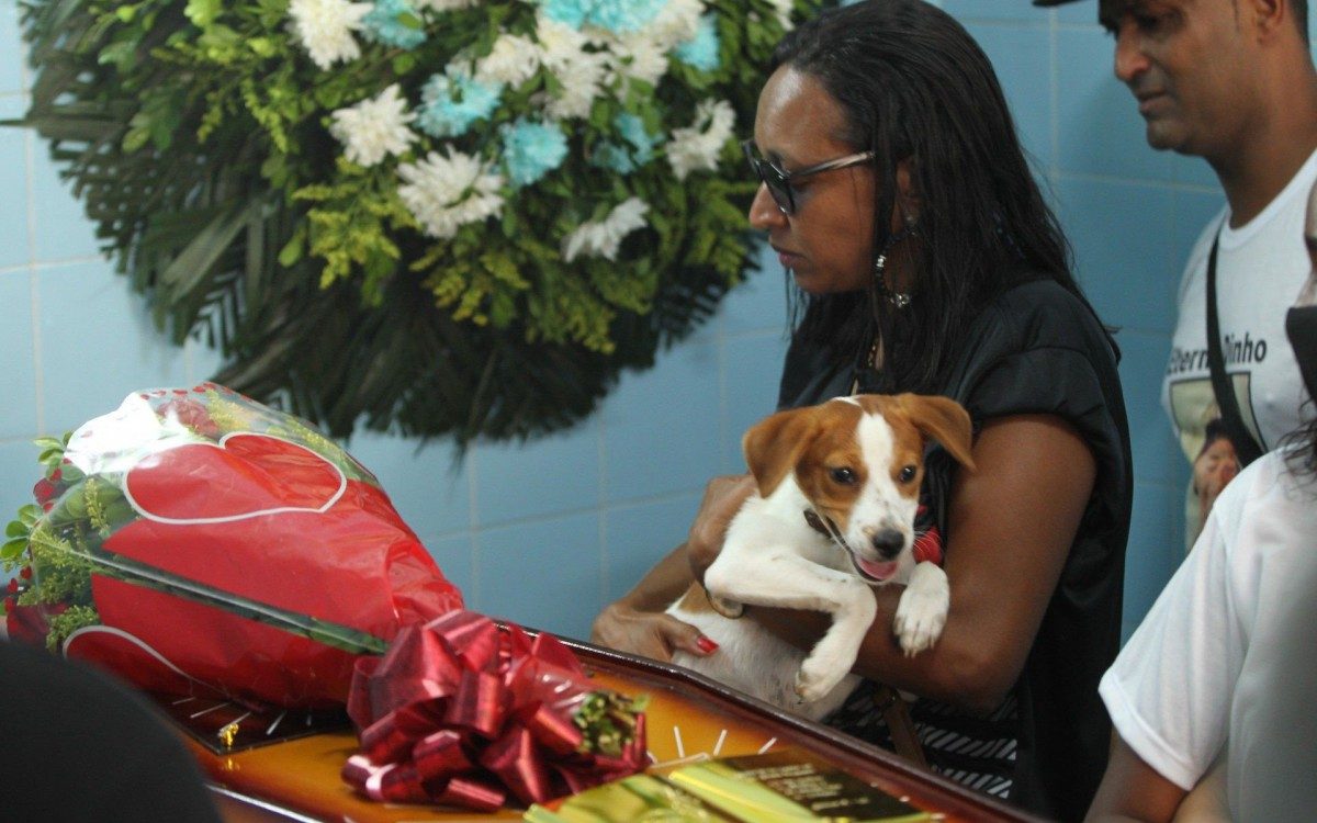 Cerca de 100 pessoas se despediram de Edson Arguinez J&uacute;nior, no in&iacute;cio da tarde desta segunda-feira, no Cemit&eacute;rio da Solid&atilde;o, em Belford Roxo