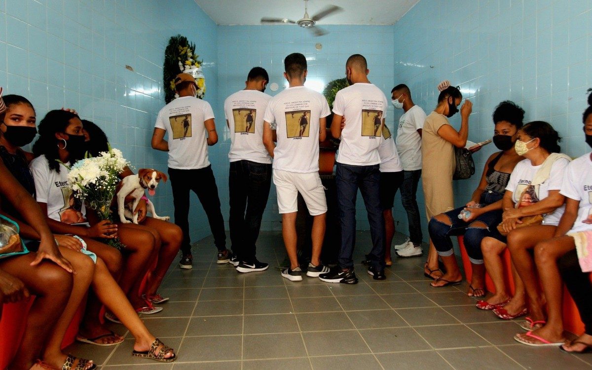 Cerca de 100 pessoas se despediram de Edson Arguinez J&uacute;nior, no in&iacute;cio da tarde desta segunda-feira, no Cemit&eacute;rio da Solid&atilde;o, em Belford Roxo