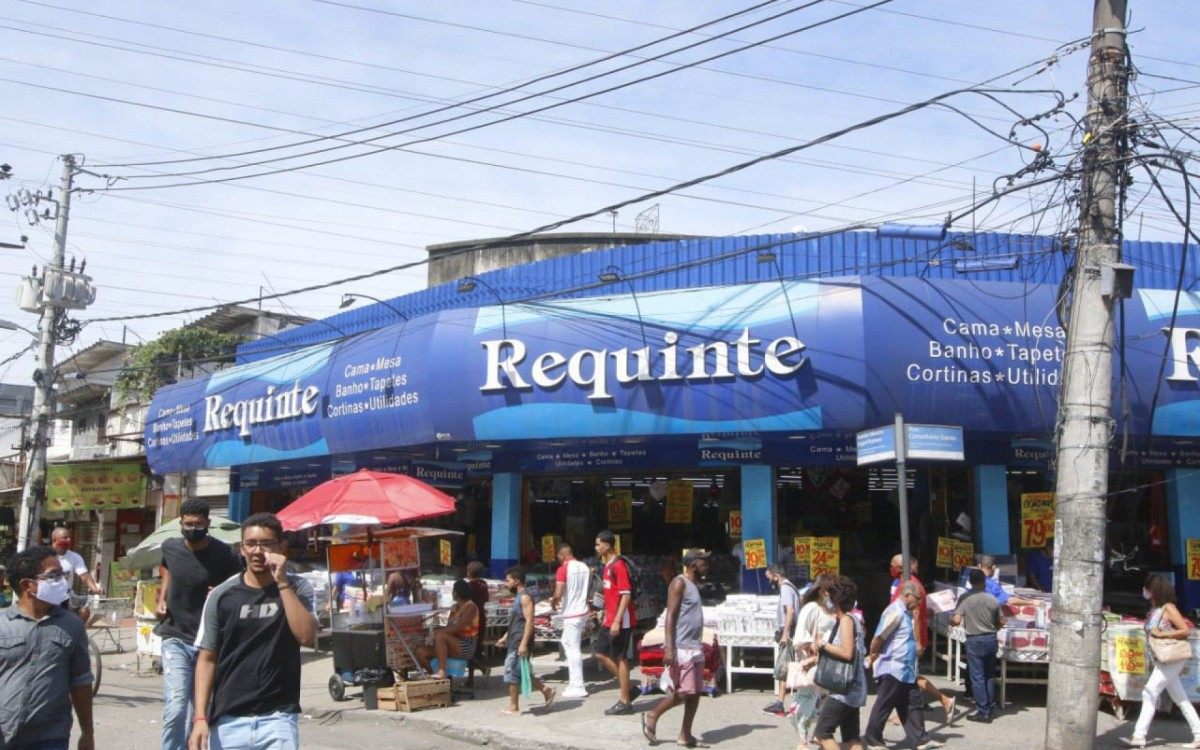 Movimentação e comércio aberto fora do horário permitido, em Madureira