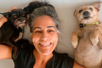 Gloria Pires posa com 'netinhos' caninos: 'Paz interior!'