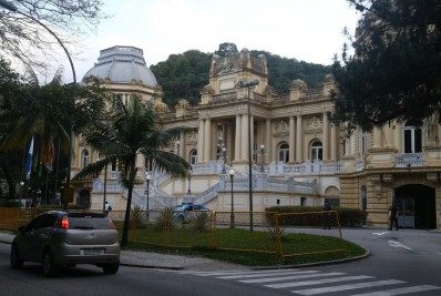 Estado do Rio determina retorno ao trabalho presencial de servidor imunizado contra covid-19