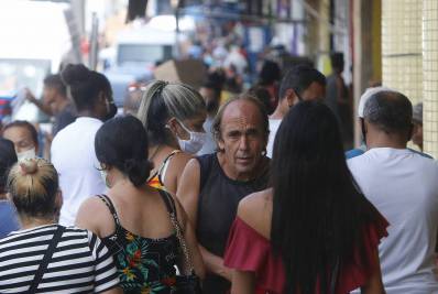 Em meio à alta da covid, RJ descarta recuo em flexibilizações, inclusive no Réveillon