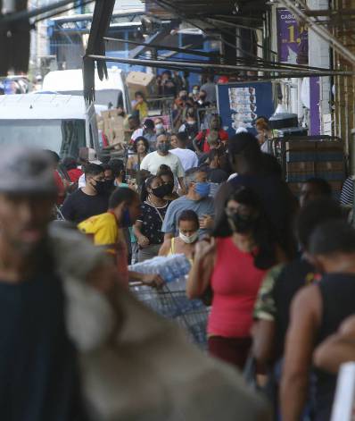 Em Madureira, na Zona Norte, é comum ver pessoas aglomeradas nos calçadões 
