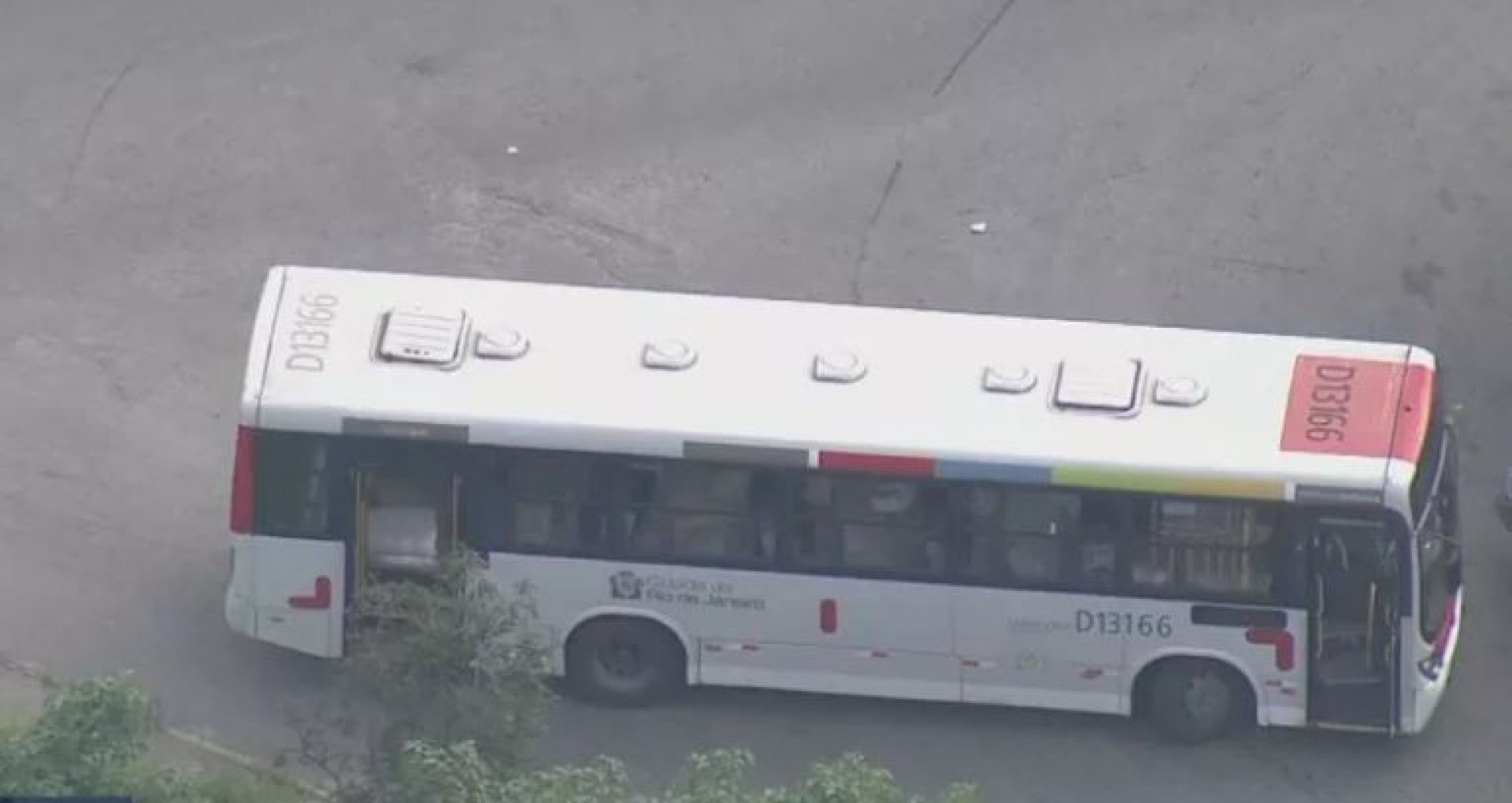 Criminosos usam ônibus e caminhões para bloquear acessos da comunidade Vila Aliança - Reprodução TV Globo 