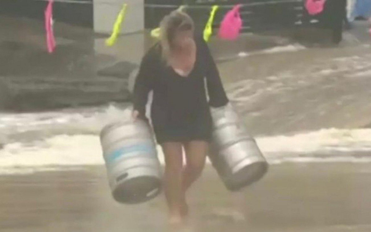 Na Austrália: mulher se atira em mar revolto para salvar barrir de cerveja - Reprodução YouTube