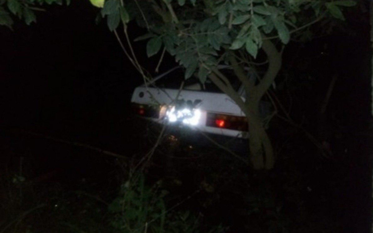 Motorista teria perdido o controle do carro no momento em que atravessava a ponte e o ve&iacute;culo caiu no Rio Preto que desagua na lagoa.