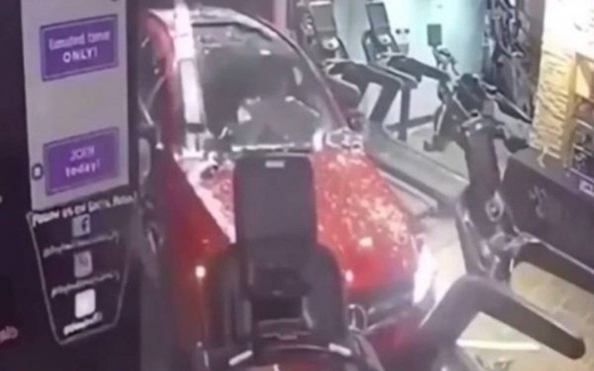 O homem atingido foi socorrido por pessoas que estavam presentes no local - Reprodução