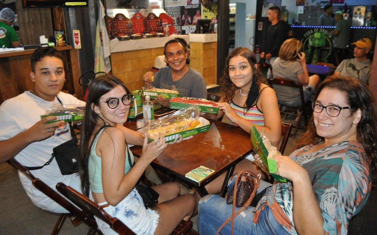 Clientes foram degustar o Cachorro-Quente do Gaúcho