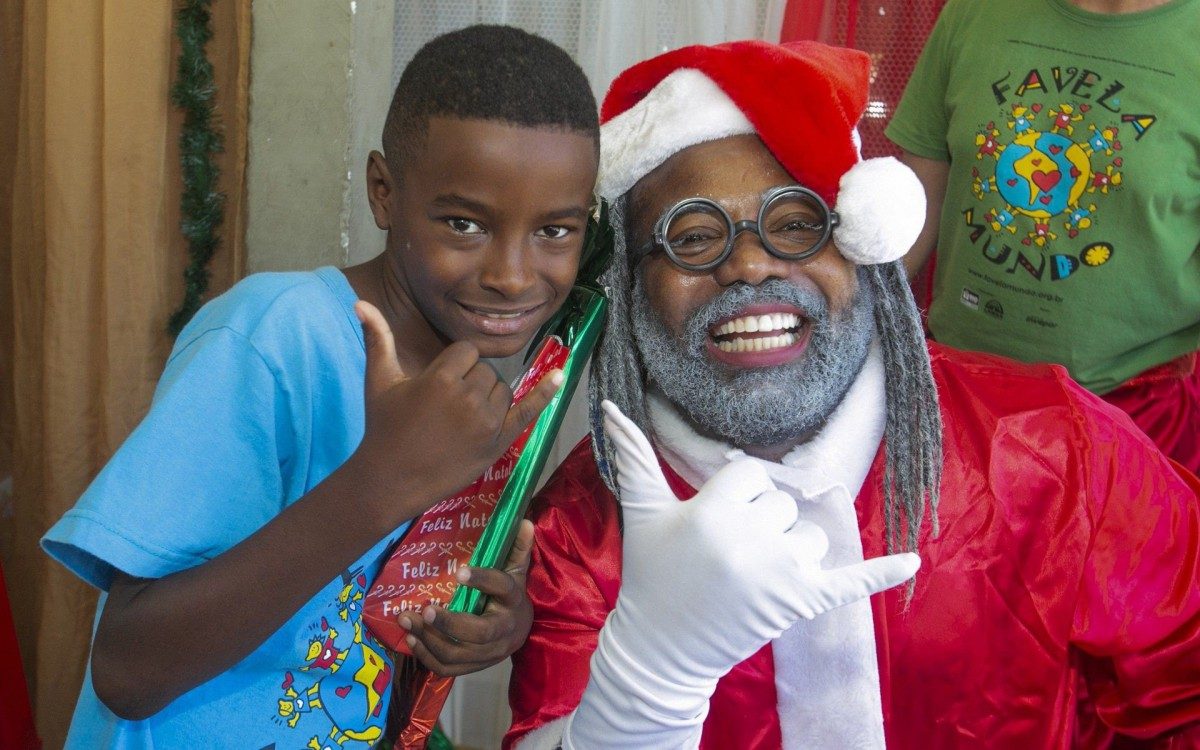Rodrigo França já representa o Papai Noel da Favela Mundo há três anos