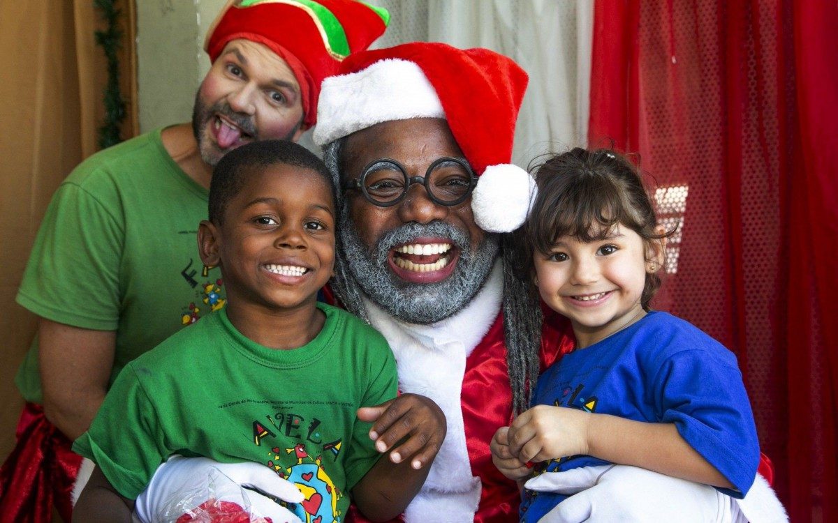 Rodrigo França já representa o Papai Noel da Favela Mundo há três anos