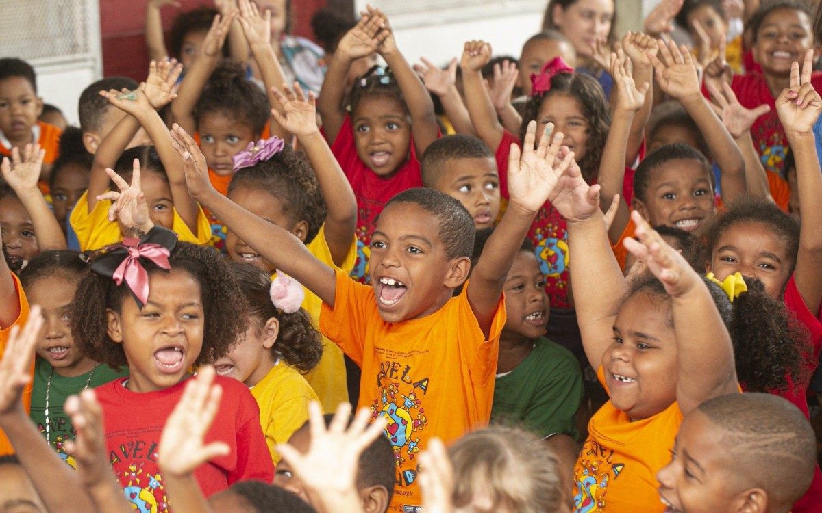 Crianças atendidas pela ONG em festas de anos anteriores