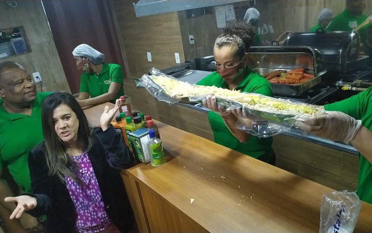 Cliente se arrisca no desafio do 'Cachorrão de 1 metro'