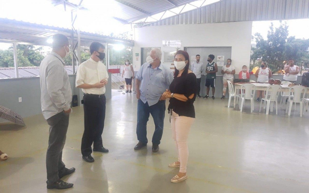 Prefeito eleito visitando as estruturas do imóvel junto com o padre Jonas Genes, Dr. Thiago Lopes e Luciana Moreira.