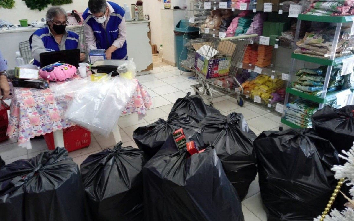 Fiscais do Ipem/RJ encontraram 2.140 caixas com luminárias pisca pisca apresentando irregularidades na Vila da Penha - Divulgação/Ipem/RJ