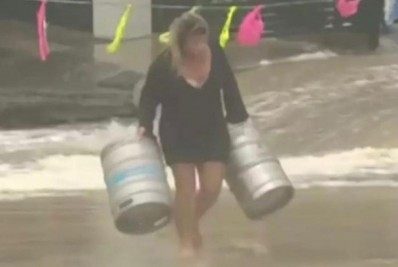 Mulher se joga em mar bravo para salvar barris de cerveja; Assista