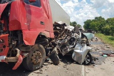 Acidente entre caminhão, ônibus e caminhonete deixa 4 mortos em Goiás