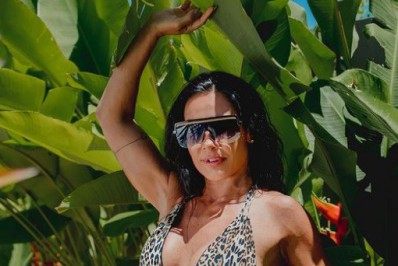 Com um biquíni de oncinha, Scheila Carvalho esbanja boa forma e internautas brincam: 'Tchan na Selva'