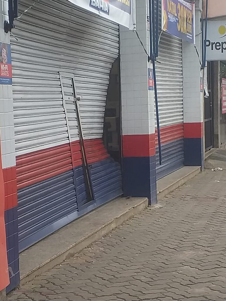 A PM resguardou o local ate a chegada do gerente, sendo verificado inicialmente que foram levados celulares de mostruário - Divulgação