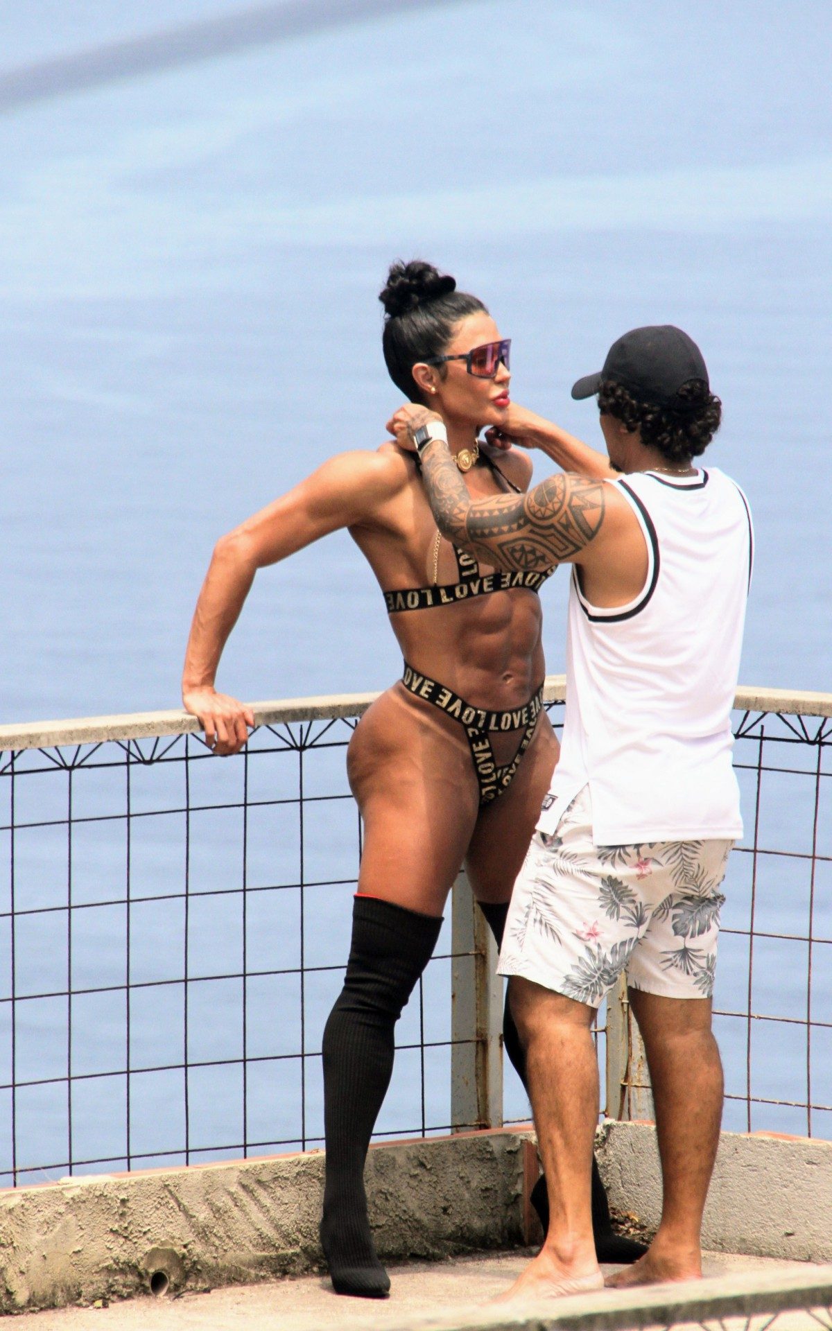 Gracyanne Barbosa posa para ensaio fotográfico em laje no Morro do Vidigal, na Zona Sul do Rio, nesta quarta-feira