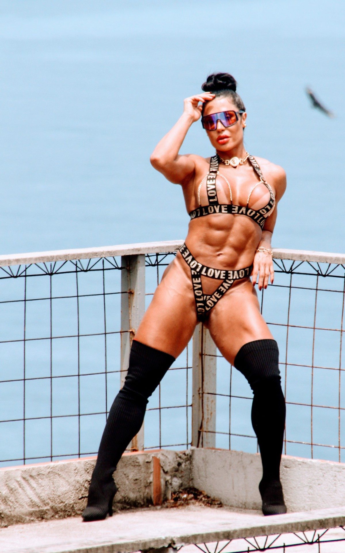 Gracyanne Barbosa posa para ensaio fotográfico em laje no Morro do Vidigal, na Zona Sul do Rio, nesta quarta-feira