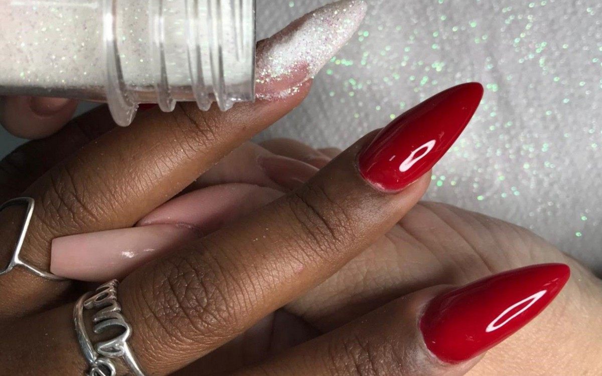 2 - Depois que fizer a francesa no anelar, antes do esmalte secar deposite uma cama de glitter para fazer o efeito 'sugar'.