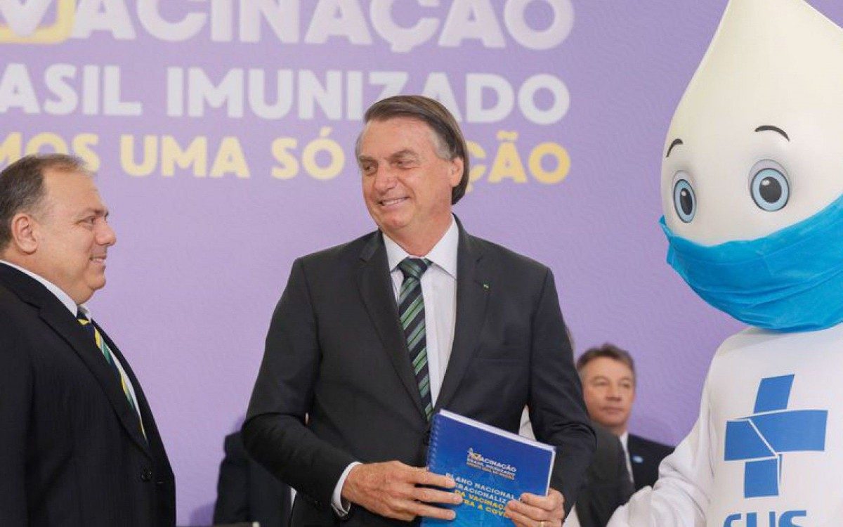 Recusa de Z&eacute; Gotinha ao n&atilde;o corresponder cumprimento de Bolsonaro chamou a aten&ccedil;&atilde;o na cerim&ocirc;nia de lan&ccedil;amento do Plano Nacional de Operacionaliza&ccedil;&atilde;o da Vacina contra a Covid-19 - Isac N&oacute;brega/PR
