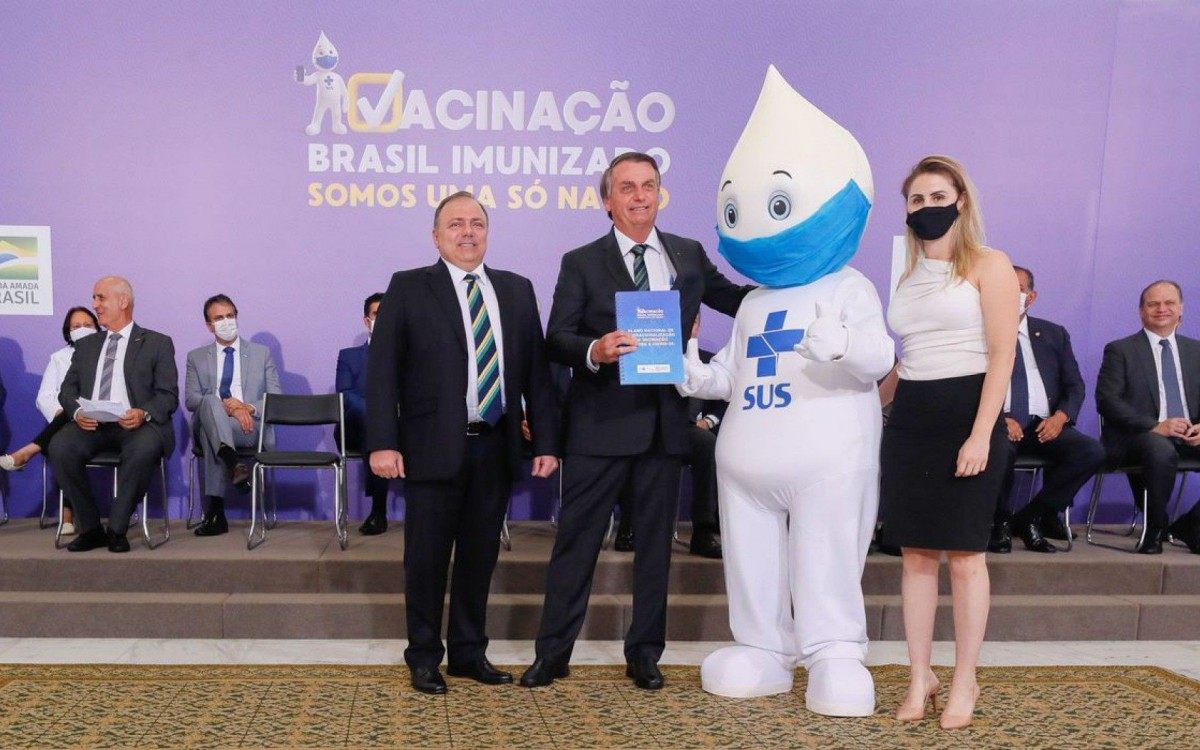 Mascote posou para fotos com o presidente da República e com o ministro da Saúde