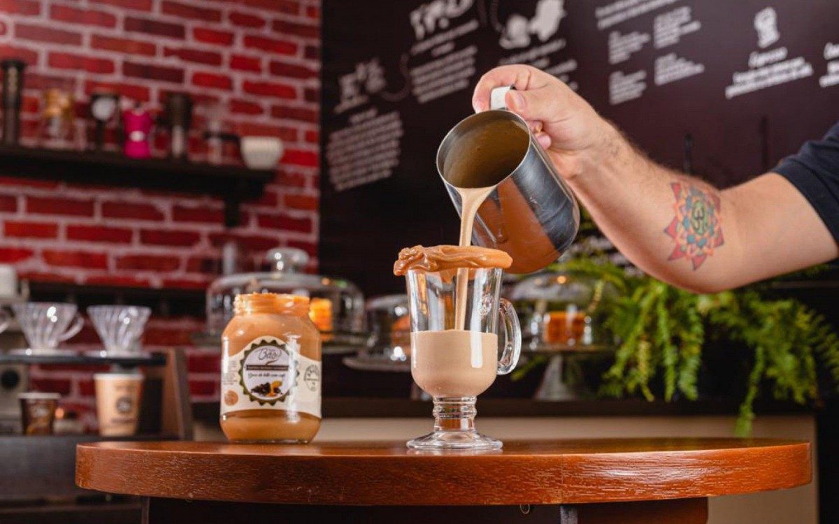 Café e afins em ambiente aconchegante é a proposta da loja dos irmãos Ramon e Cristiano, que investiram tudo o que tinham depois de ficarem desempregados