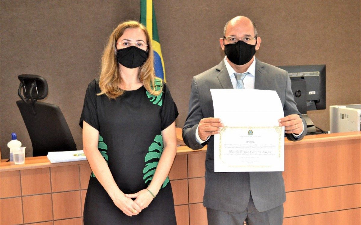 Marcelo Magno recebeu o diploma das mãos da juíza eleitoral Juliana Gonçalves Figueira Pontes - Foto: Divulgação